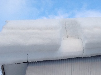 250125 雪庇側面のヒビ割れ.jpg